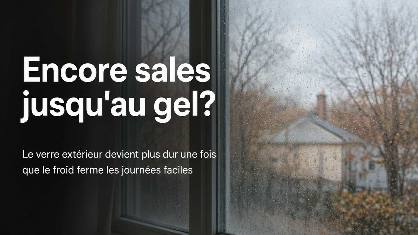 Vitre extérieure résidentielle de l'Ouest-de-l'Île avec film de fin de saison sous une lumière plus fraîche, hero blog éducation d'abord sur le nettoyage avant que le gel ferme les journées faciles, sans marque ni prix.